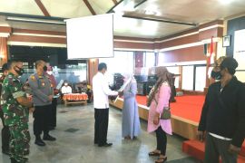 Itah bersyukur mendapatkan doorprize utama percepatan vaksinasi serentak