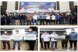 Martin Manurung salurkan bantuan Rp1,5 M ke Tapteng, Bupati janjikan 30 ribu suara untuk Martin