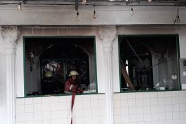 Masih berasap, Pemadam Pekanbaru kembali siram kafe terbakar semalam