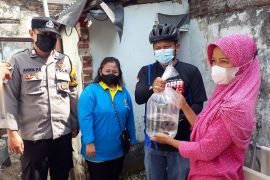 Pemkot Kediri bagikan 2.000 ekor ikan dalam program Gertak nyamuk