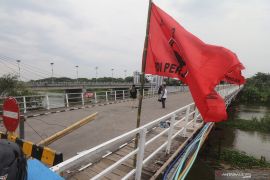 Atribut Parpol di Jembatan Cagar Budaya Kediri
