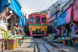 Derek konstruksi roboh tabrak kereta di Thailand, 28 tewas