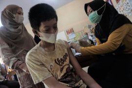 Hilangkan ketakutan, guru SLB  Batang dampingi siswa berswafoto saat divaksin