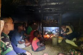 Kebersamaan Satgas Yonif RK 114 bersama warga pegunungan Mbua di Honai