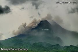 Gunung Merapi luncurkan guguran awan panas dua kali hingga sejauh 2,5 km