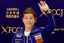 Miliarder Jepang melancong ke luar angkasa