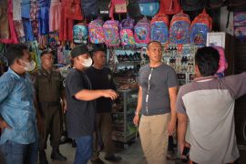 Asisten II pimpin gotong royong bersihkan pasar tradisional Stabat