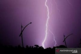 Seorang warga NTT tewas tersambar petir saat pakai ponsel