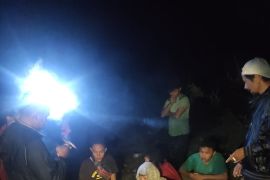 Tim penyelamat evakuasi delapan pelajar terperangkap arus di Ngarai Sianok