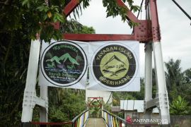 Jembatan gantung yang diterpa bencana banjir Januari 2021 baik kembali