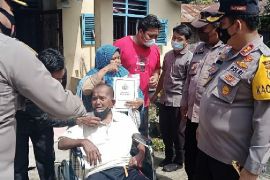 Impian penjual jamu keliling berikan kursi roda untuk suami lumpuh terwujud