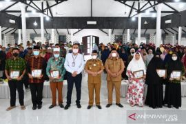 1.750 orang guru mengaji hingga sekokah minggu terima insentif