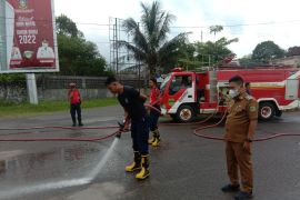 Wabup Lingga bersama Damkar bersihkan jalan untuk keselamatan pengendara