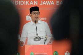 Ridwan Kamil imbau warga tak panik hadapi varian Omicron