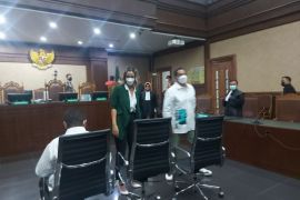 Nia Ramadhani dan Ardi Bakrie divonis penjara selama satu tahun