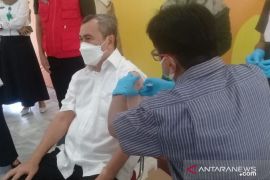 Gubernur disuntik vaksin booster