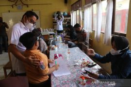 Wabup HSS semangati anak-anak agar tidak takut di vaksin