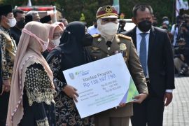 BPJAMSOSTEK Jatim serahkan santunan kecelakaan kerja dan kematian pada bulan K3