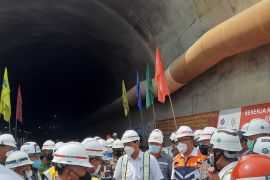 Menko Luhut tinjau pengerjaan proyek kereta cepat di Purwakarta