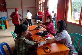 DPC PDIP Sekadau Gelar Vaksinasi COVID-19 di Nanga Mahap