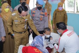 Bupati Waykanan tinjau pelaksanaan vaksin di SDN 1 Bumi Ratu