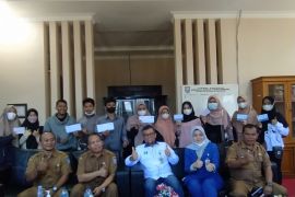 Pemkab Pasbar salurkan beasiswa pendidikan dana CSR Bank Nagari ke mahasiswa