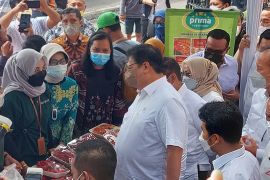 Pemerintah gelontorkan 11.000 liter bantuan minyak goreng di Surabaya