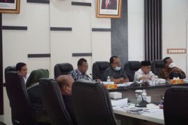 Pansus BOT DPRD gelar rapat bersama manajemen Pasar Angsoduo
