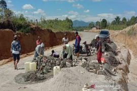 Menyeka kelilip blokade jalan Soekarno di Tapanuli Utara