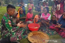 Satgas TNI Yonif 412 melatih perempuan Papua membuat keripik-donat