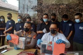 Tim Direskrimum Polda Kalbar tangkap sembilan mucikari prostitusi online
