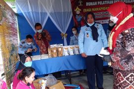 Wali Kota borong sayur hingga tapis karya napi Lapas Perempuan Bandarlampung