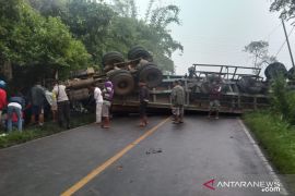 Truk terguling, jalan lintas Curup-Lubuklinggau lumpuh