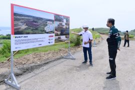 Jokowi dan Ibu Negara nikmati pemandangan dari Bukit 360 Mandalika