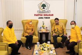 Airlangga Hartarto gelar pertemuan tertutup dengan Gubernur Khofifah, konsolidasi masalah penanganan COVID-19