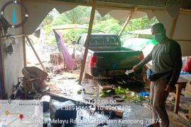 Mobil Toyota Hilux terobos bengkel warga Tumbang Titi