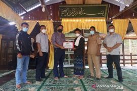 PT Timah berikan alat kesenian bagi yayasan Alhidayah Serimpang Darussalam