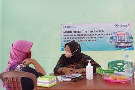 Manfaatkan Pelayanan Kesehatan Gratis, Ratusan Warga Desa Pusuk Datangi Mobil Sehat PT TImah