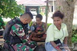 Satgas TNI Yonif 711 melayani kesehatan gratis warga perbatasan RI-PNG