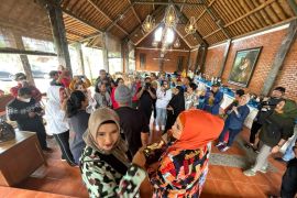 Catatan Ilham Bintang - Sehari bersama Artis Lagendaris