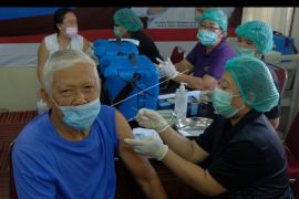 Vaksinasi booster bagi lansia di Denpasar