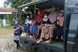 Polisi fasilitasi pelajar 6-11 tahun Banyumas menuju lokasi  vaksinasi