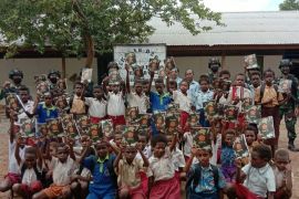 Satgas TNI Yonif 123 bagikan buku tulis untuk anak SD perbatasan RI-PNG