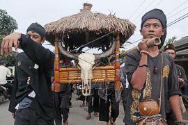 Tradisi Ngaruat Bumi