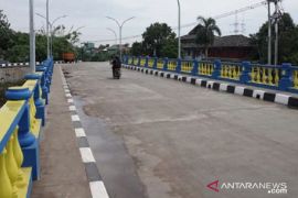 Baru dua pekan diresmikan,  jembatan di Karawang  ambles