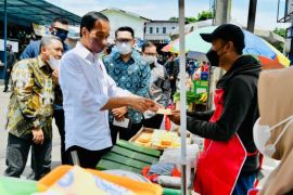 Pedagang di Pasar Sederhana Bandung senang dapat bantuan pemerintah