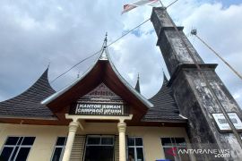 Puluhan Kader Kelurahan di Bukittinggi melakukan aksi demo