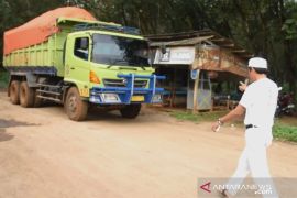 Dedi Mulyadi mengamuk lihat tanah galian berceceran di jalan Subang