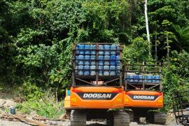 Eskavator dimodifikasi jadi angkutan BBM ke tambang emas ilegal di Manokwari Papua