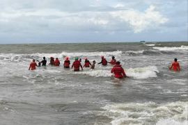 Basarnas evakuasi dua jenazah remaja tenggelam di Pantai Angin Mamiri Sulsel